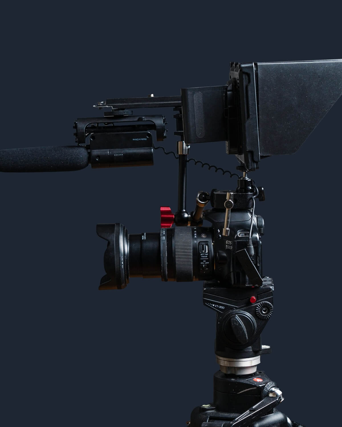 Cámara profesional con equipamiento de audio y video