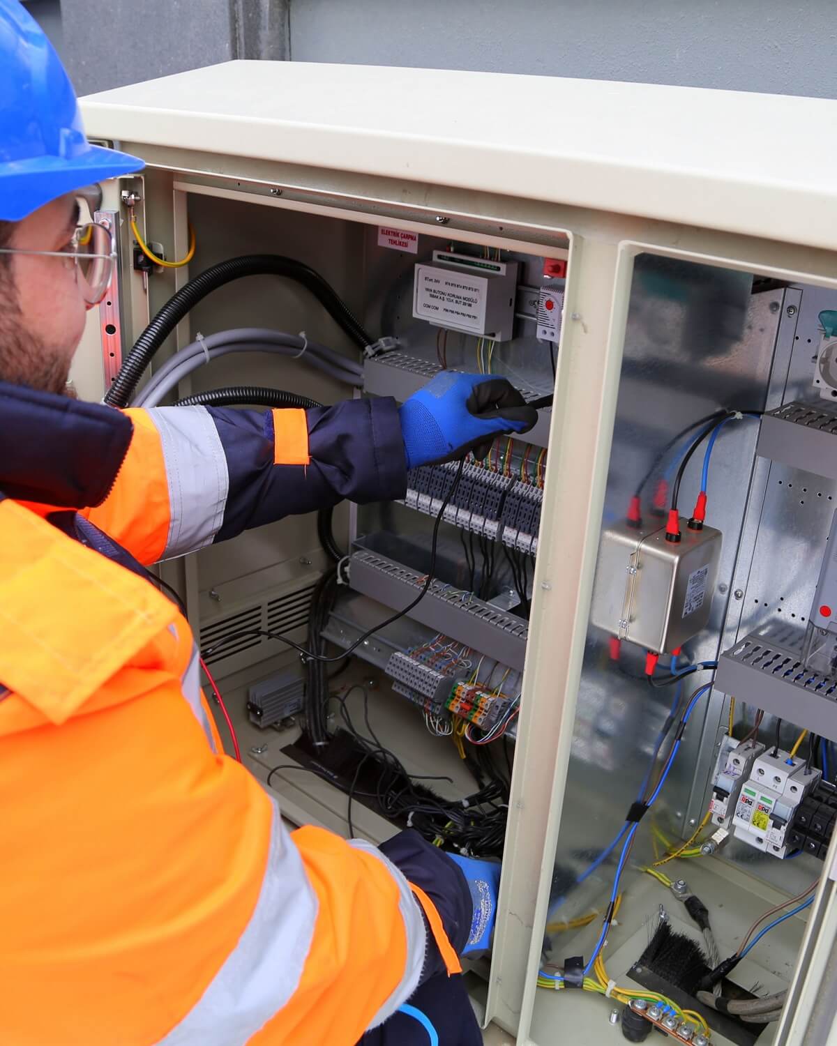 Electricista trabajando en un tablero de distribución