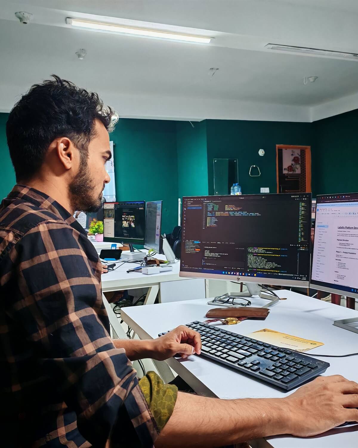Profesional trabajando en desarrollo de software