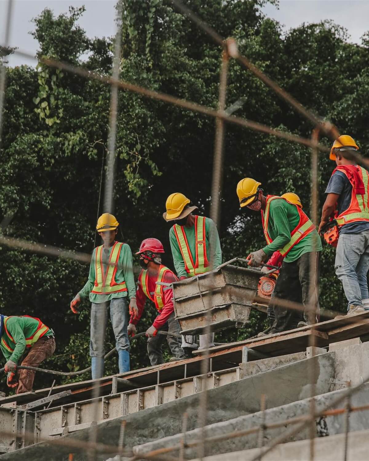 Cuadrilla ejecutando trabajos de construcción y obras civiles